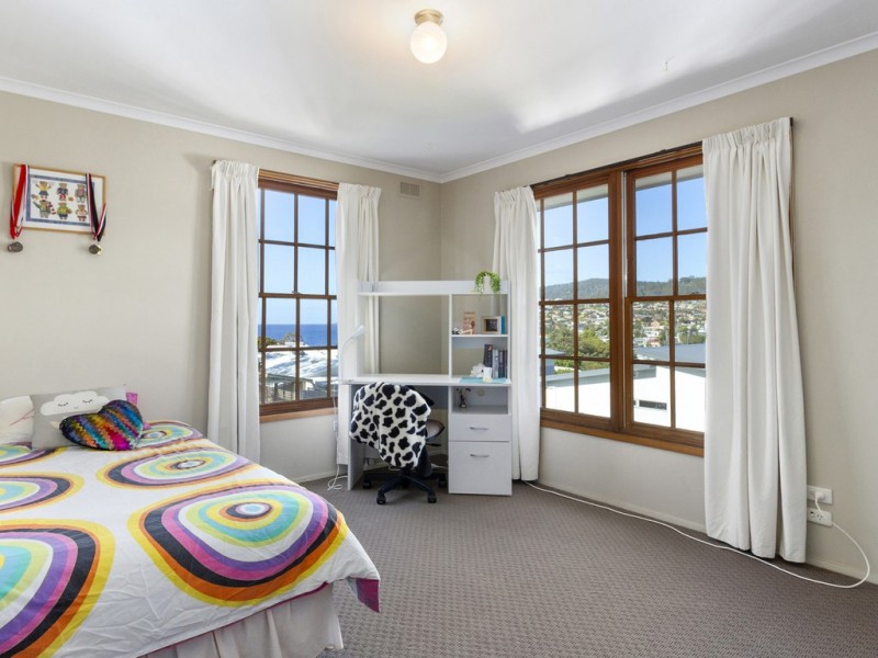 5 Derwent Avenue, Blackmans Bay TAS 7052