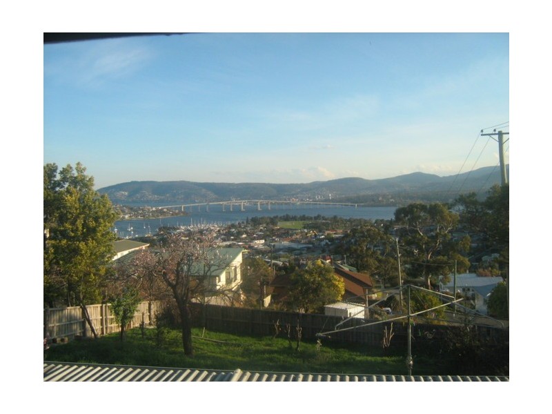 15 Karoola Road, Lindisfarne TAS 7015