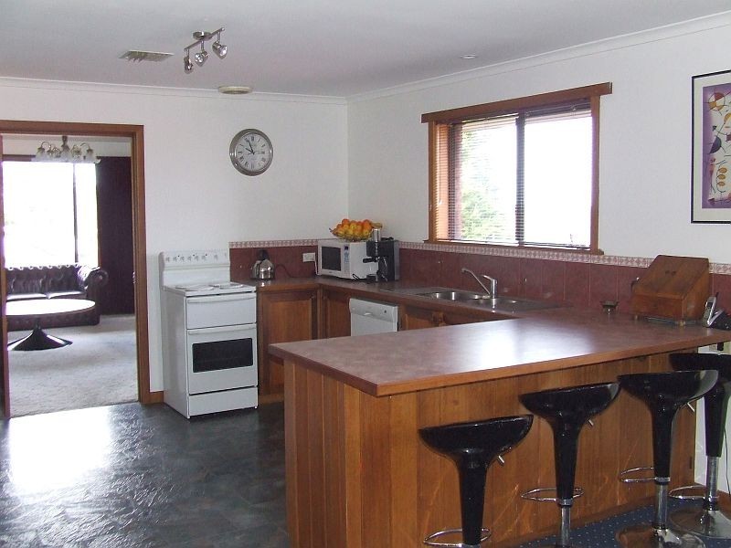 18 Sherwood Court, Lindisfarne TAS 7015