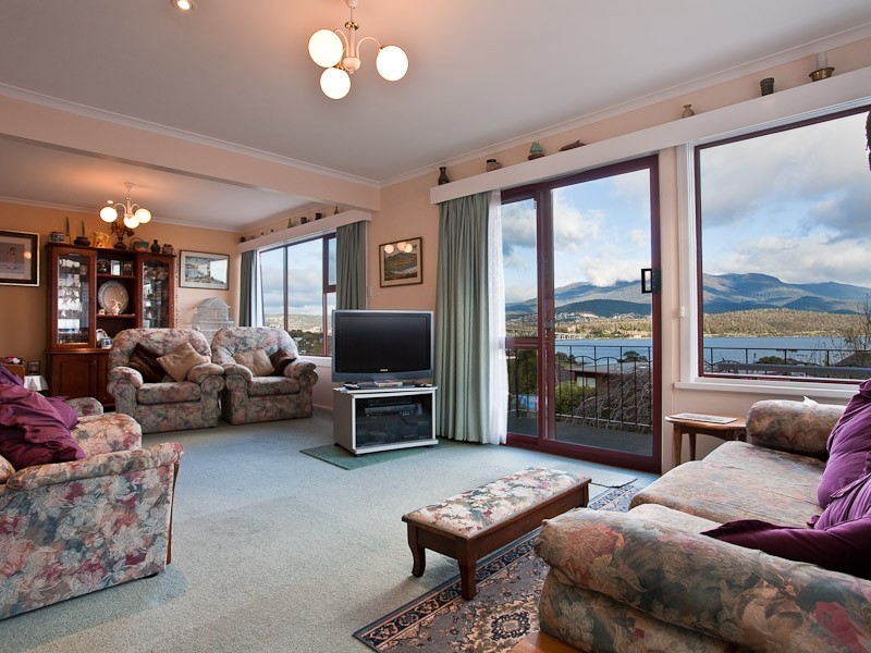 64 Cornwall, Rose Bay TAS 7015
