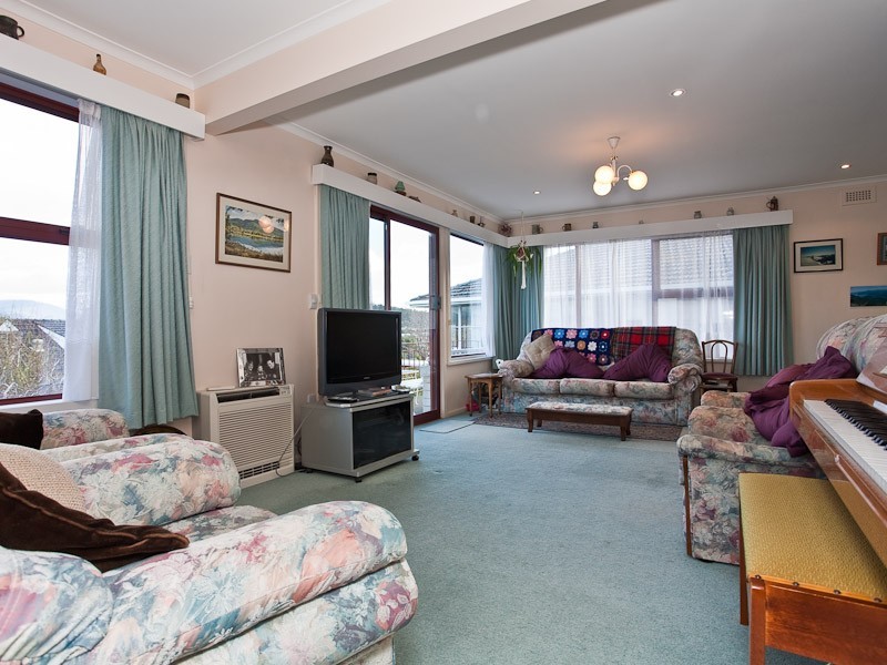 64 Cornwall, Rose Bay TAS 7015