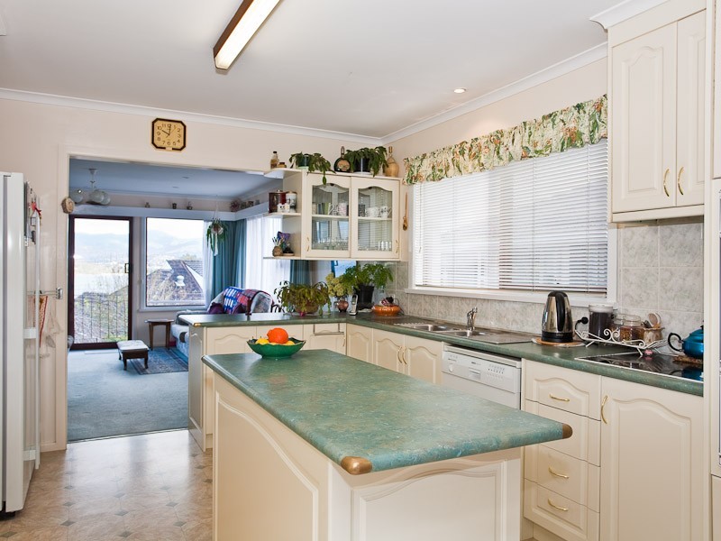 64 Cornwall, Rose Bay TAS 7015