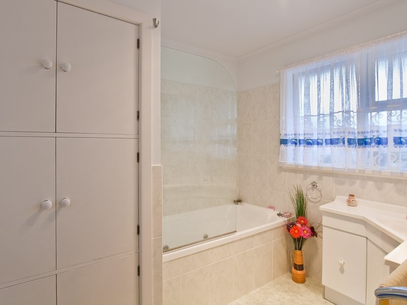64 Cornwall, Rose Bay TAS 7015
