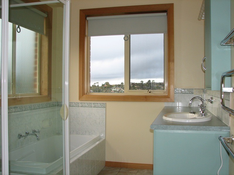 27 Katrina Court, Lindisfarne TAS 7015