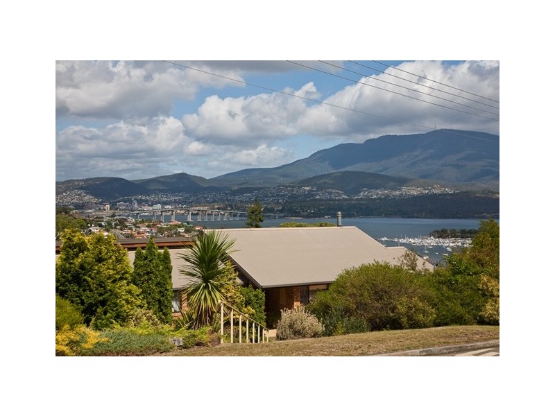 78 Begonia Street, Lindisfarne TAS 7015