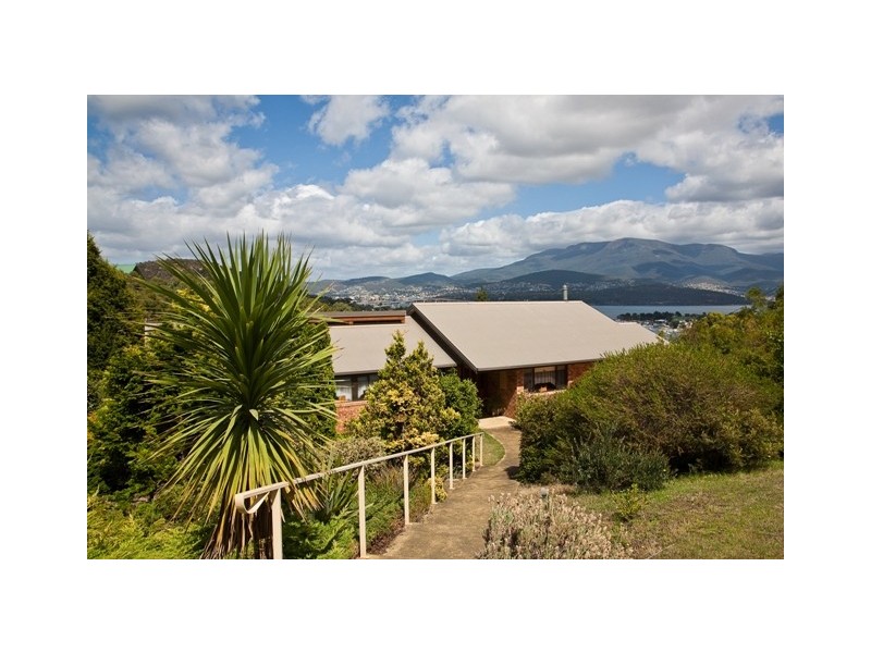 78 Begonia Street, Lindisfarne TAS 7015