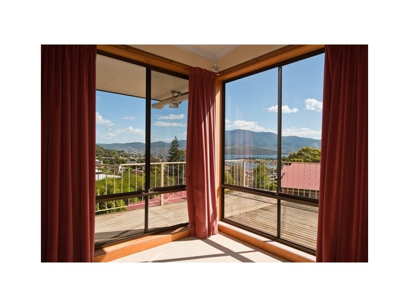 78 Begonia Street, Lindisfarne TAS 7015