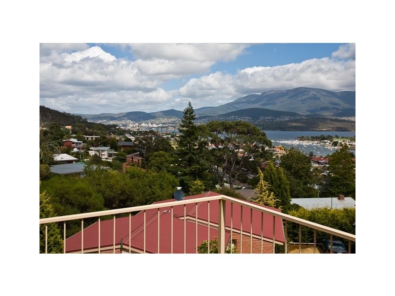 78 Begonia Street, Lindisfarne TAS 7015