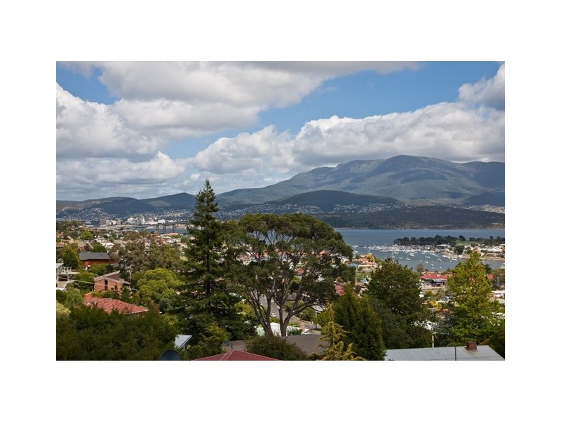 78 Begonia Street, Lindisfarne TAS 7015