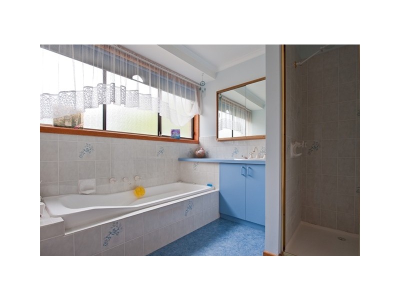 78 Begonia Street, Lindisfarne TAS 7015