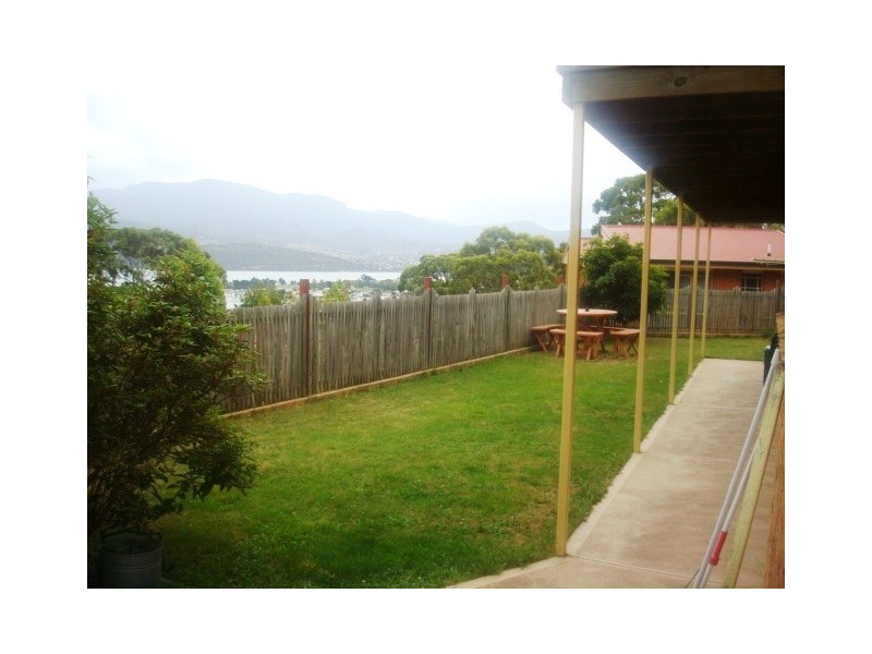 78 Begonia Street, Lindisfarne TAS 7015