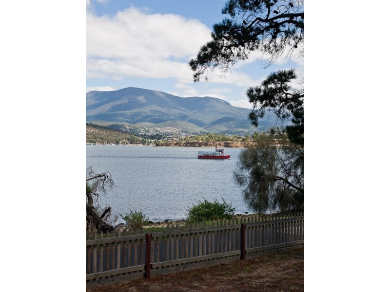 4 Ambleside, Lindisfarne TAS 7015