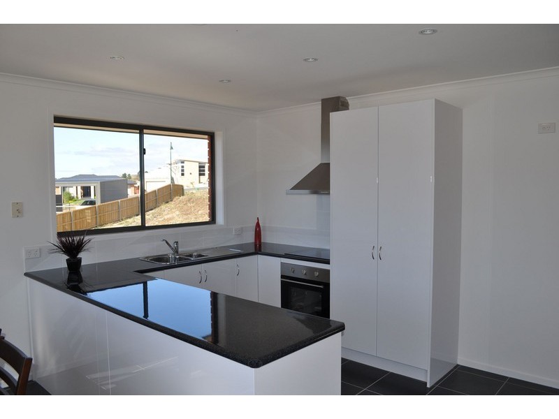 2/6 Chaplains Close, Howrah TAS 7018