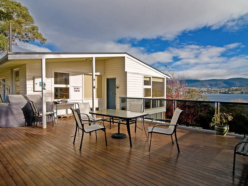 102 Derwent Avenue, Lindisfarne TAS 7015