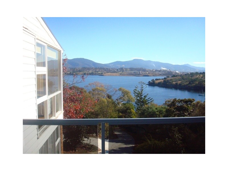 102 Derwent Avenue, Lindisfarne TAS 7015