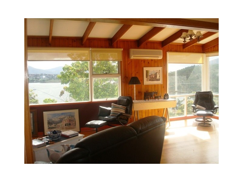 102 Derwent Avenue, Lindisfarne TAS 7015