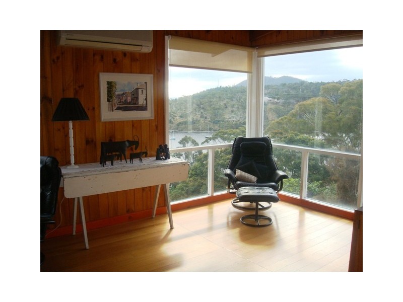 102 Derwent Avenue, Lindisfarne TAS 7015