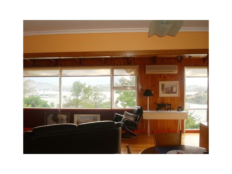 102 Derwent Avenue, Lindisfarne TAS 7015