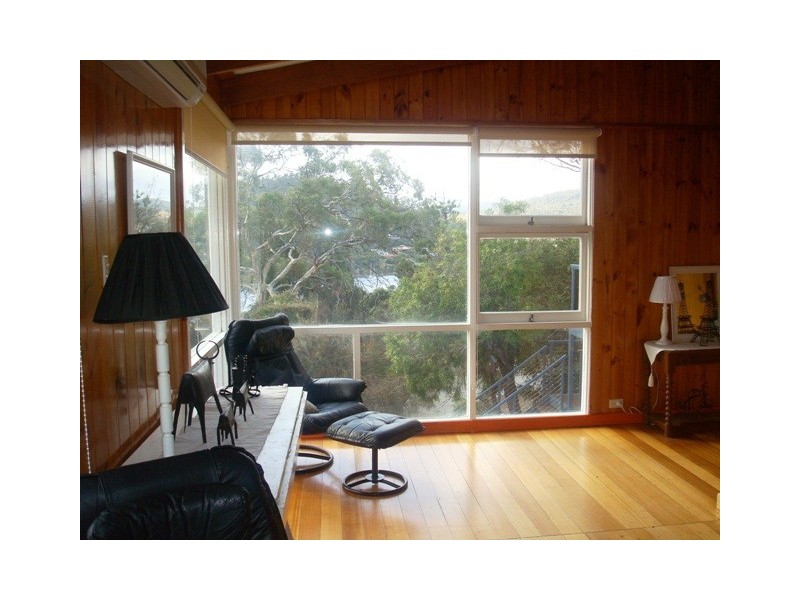 102 Derwent Avenue, Lindisfarne TAS 7015