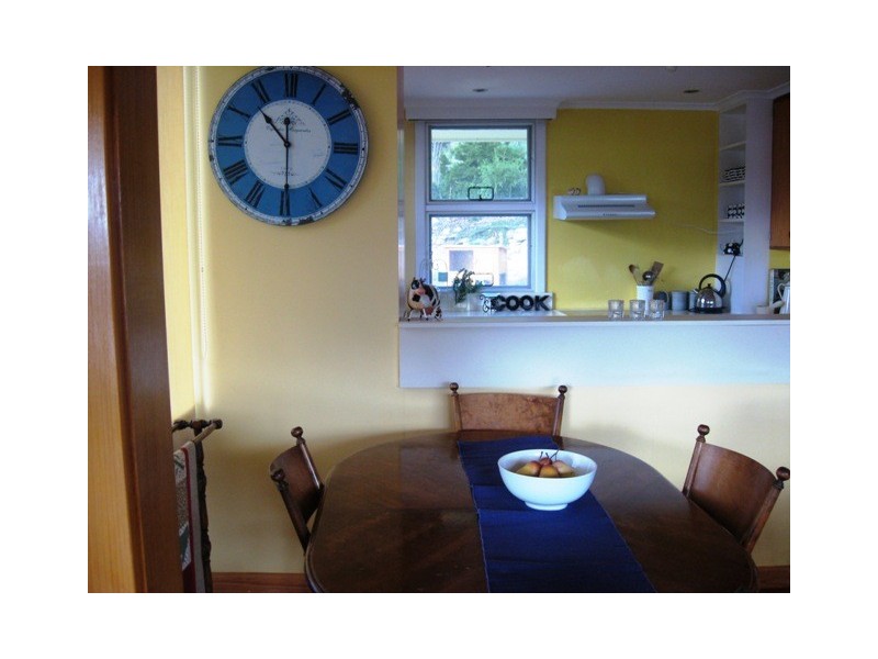 102 Derwent Avenue, Lindisfarne TAS 7015