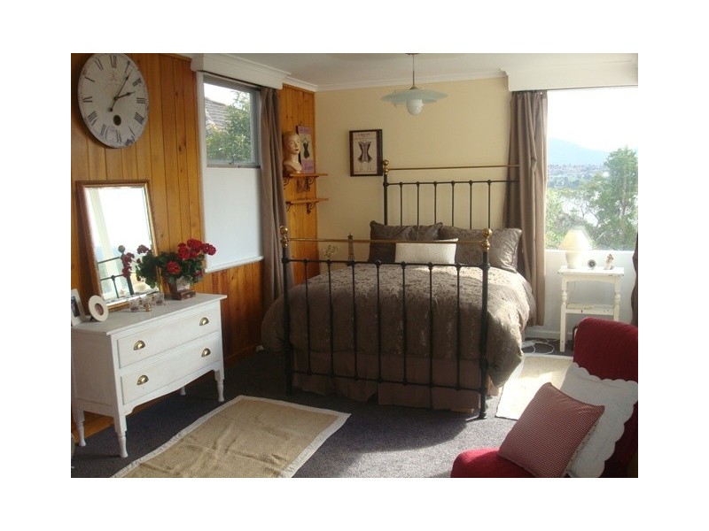102 Derwent Avenue, Lindisfarne TAS 7015