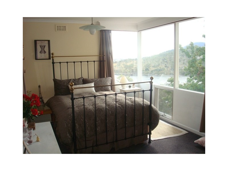 102 Derwent Avenue, Lindisfarne TAS 7015