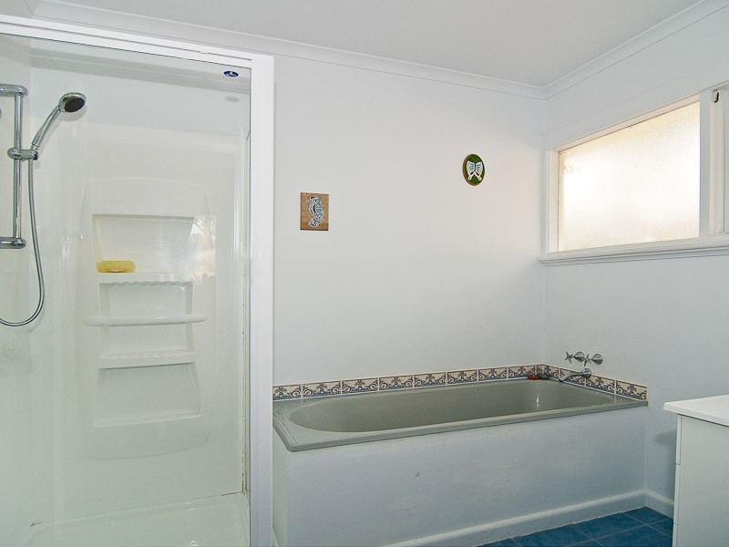 102 Derwent Avenue, Lindisfarne TAS 7015