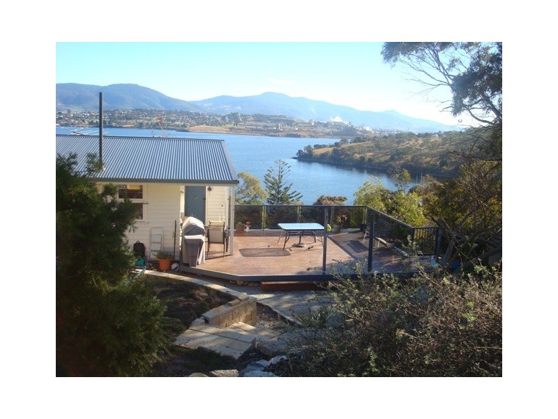 102 Derwent Avenue, Lindisfarne TAS 7015