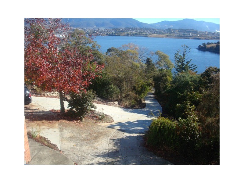 102 Derwent Avenue, Lindisfarne TAS 7015