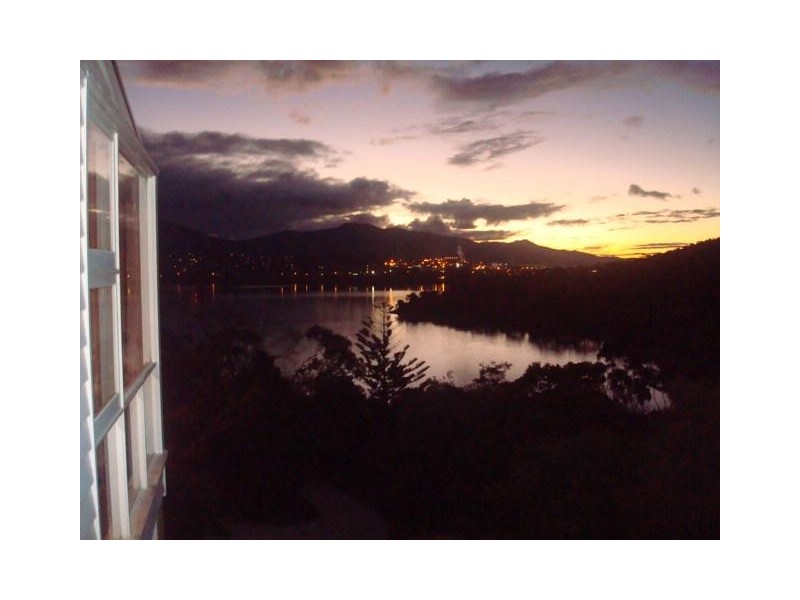 102 Derwent Avenue, Lindisfarne TAS 7015