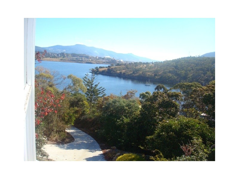 102 Derwent Avenue, Lindisfarne TAS 7015