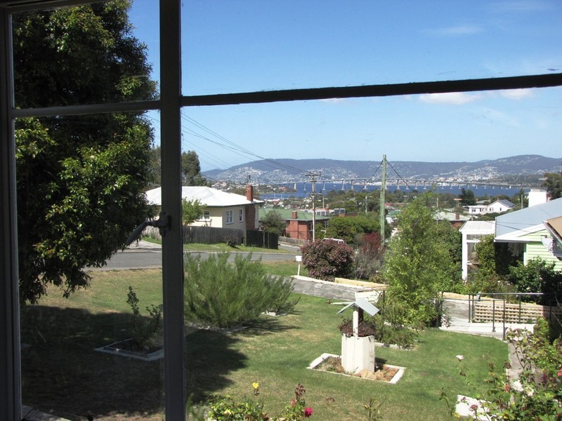 14  Lowanna Road, Lindisfarne TAS 7015