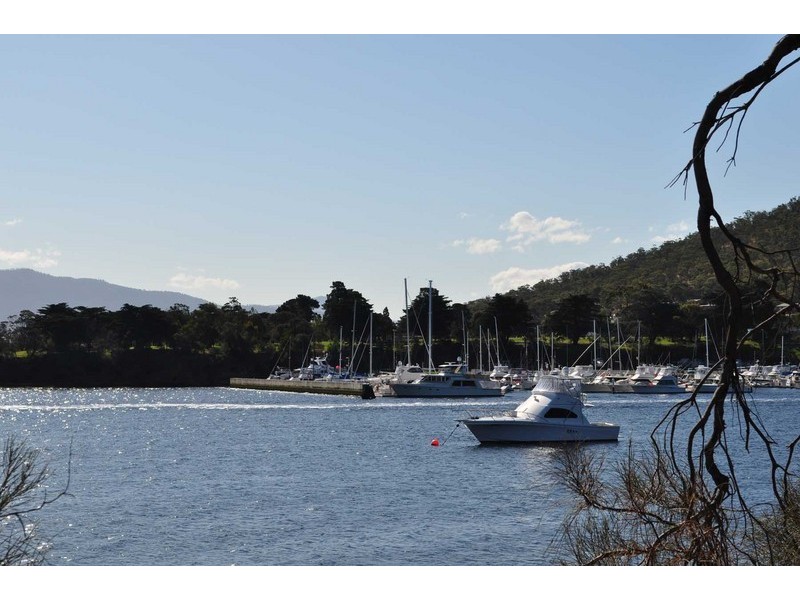 66 Esplanade, Rose Bay TAS 7015