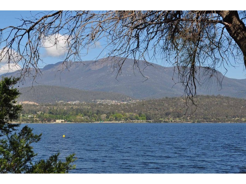 66 Esplanade, Rose Bay TAS 7015