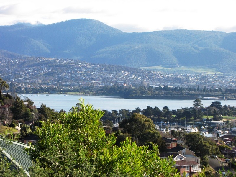 19A Avoca Street, Lindisfarne TAS 7015
