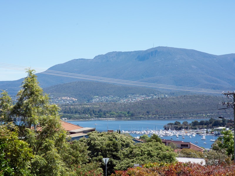 54 Begonia Street, Lindisfarne TAS 7015