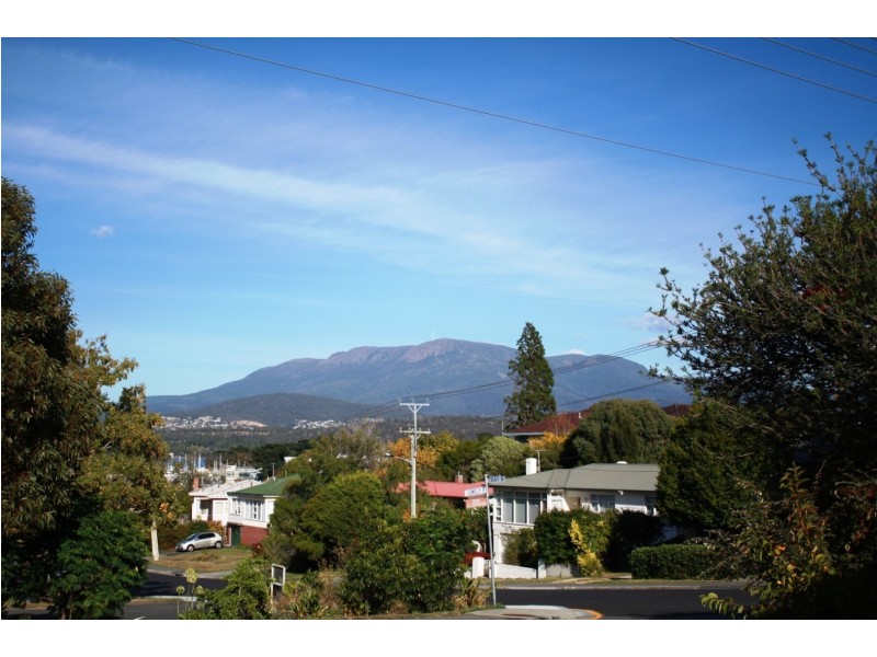 5 Bay Road, Lindisfarne TAS 7015