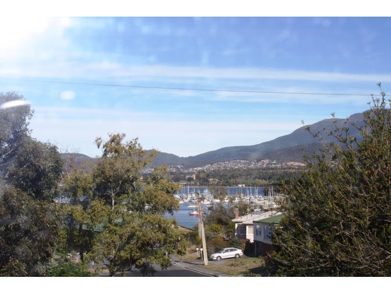 5 Bay Road, Lindisfarne TAS 7015