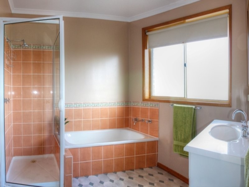 10 Adelong Drive, Kingston TAS 7050