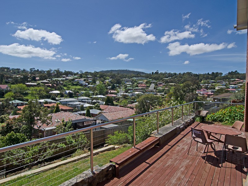 8 Manly Avenue, Lindisfarne TAS 7015