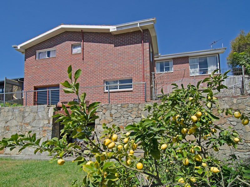 8 Manly Avenue, Lindisfarne TAS 7015