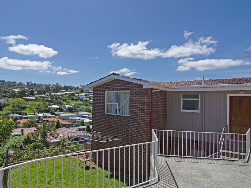 8 Manly Avenue, Lindisfarne TAS 7015