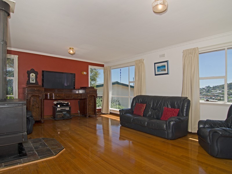 8 Manly Avenue, Lindisfarne TAS 7015