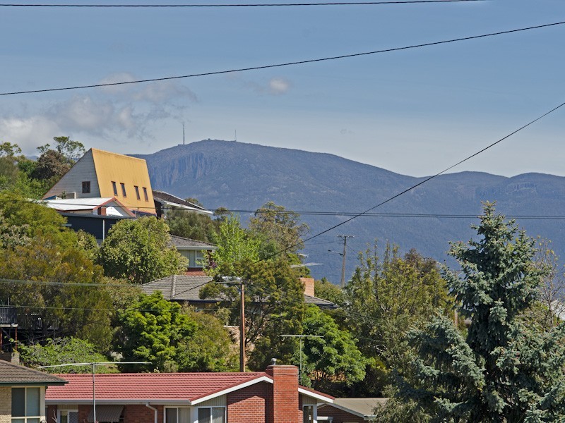 8 Manly Avenue, Lindisfarne TAS 7015