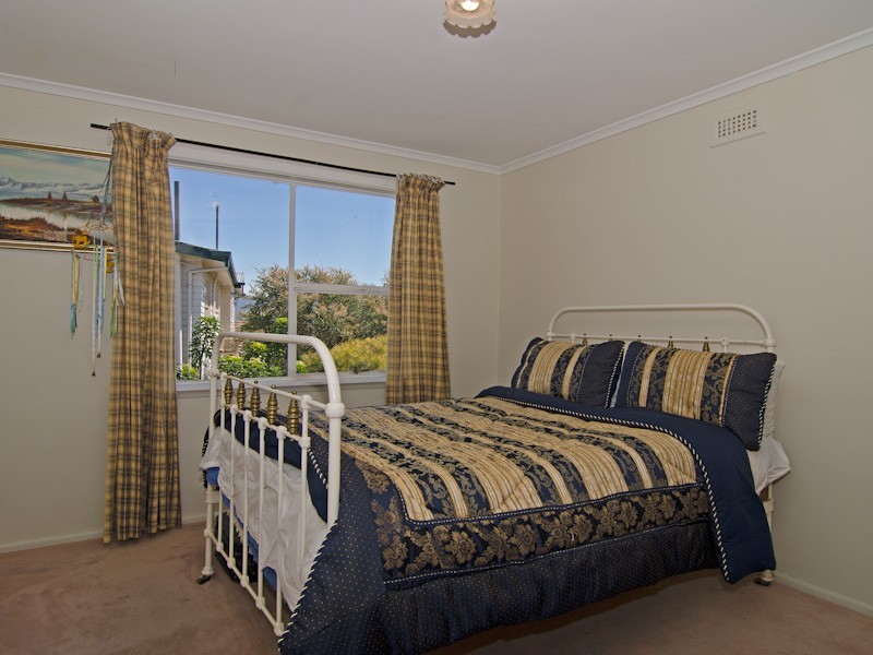 8 Manly Avenue, Lindisfarne TAS 7015