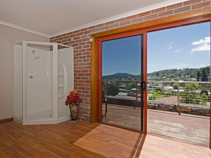 8 Manly Avenue, Lindisfarne TAS 7015