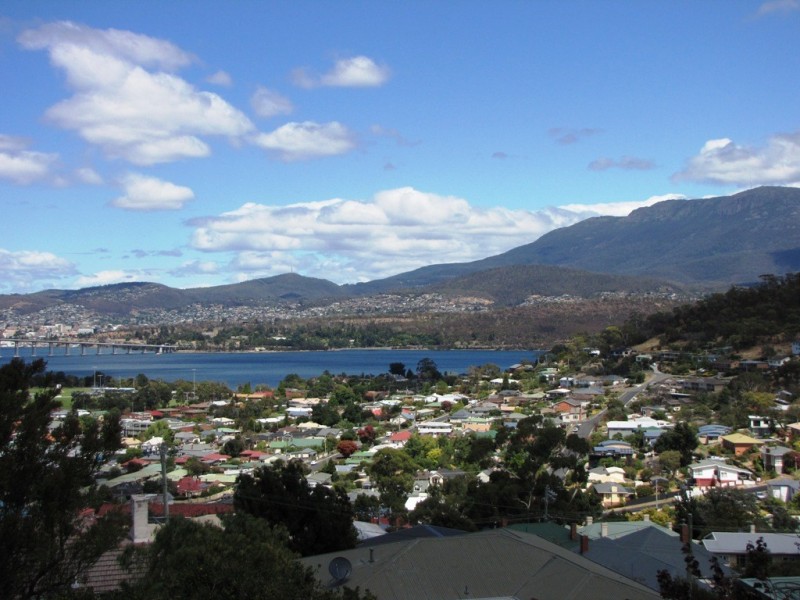 21 Karoola Road, Lindisfarne TAS 7015