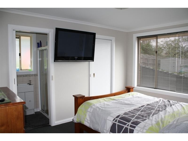 8 Tollard Place, Rokeby TAS 7019