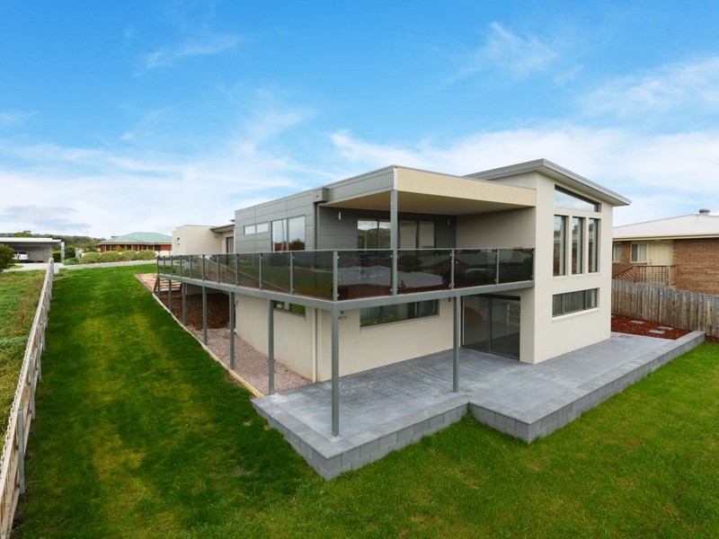 8 Queens Parade, Kingston TAS 7050