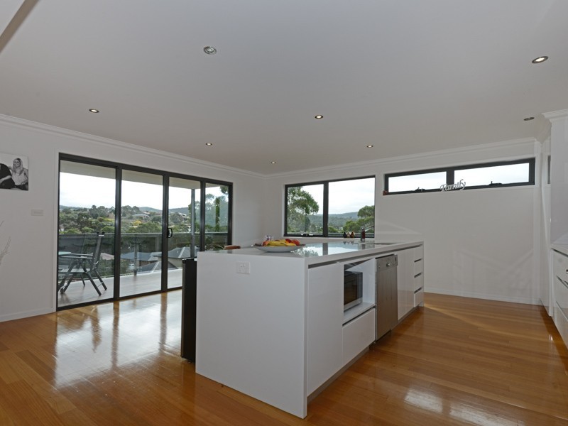 8 Queens Parade, Kingston TAS 7050